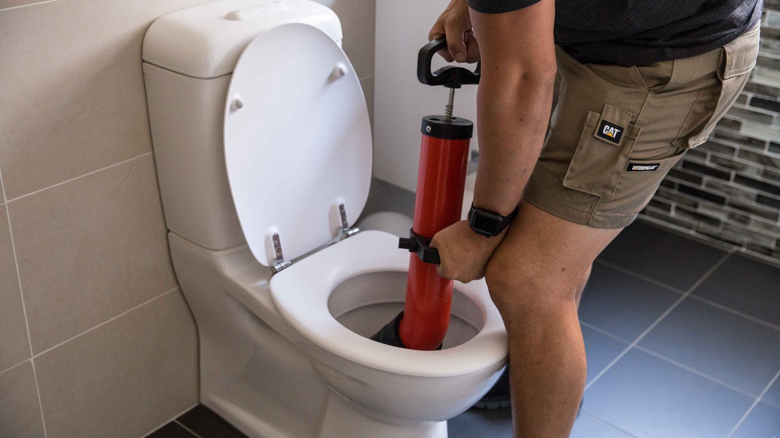 4 Ways to Unblock a Toilet that Won’t Drain